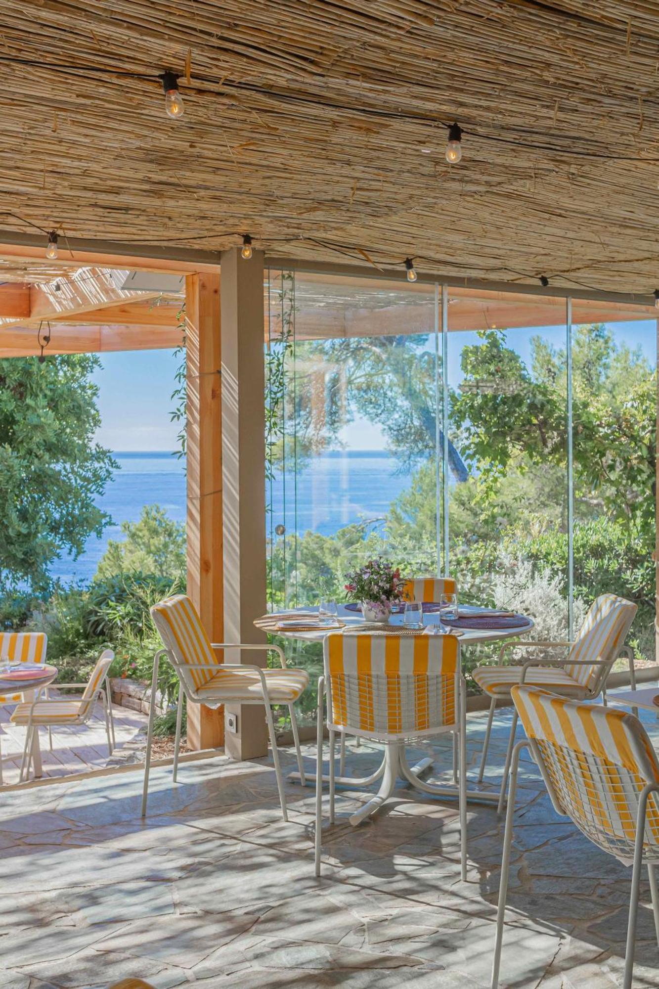 Hoteliere Le Provencal A Giens - Bord De Hotel