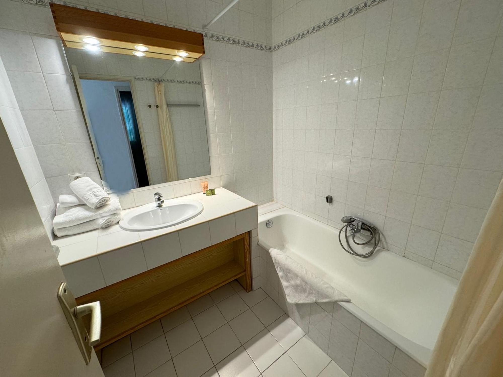 Hoteliere Le Provencal A Giens - Bord De Hotel Hyères