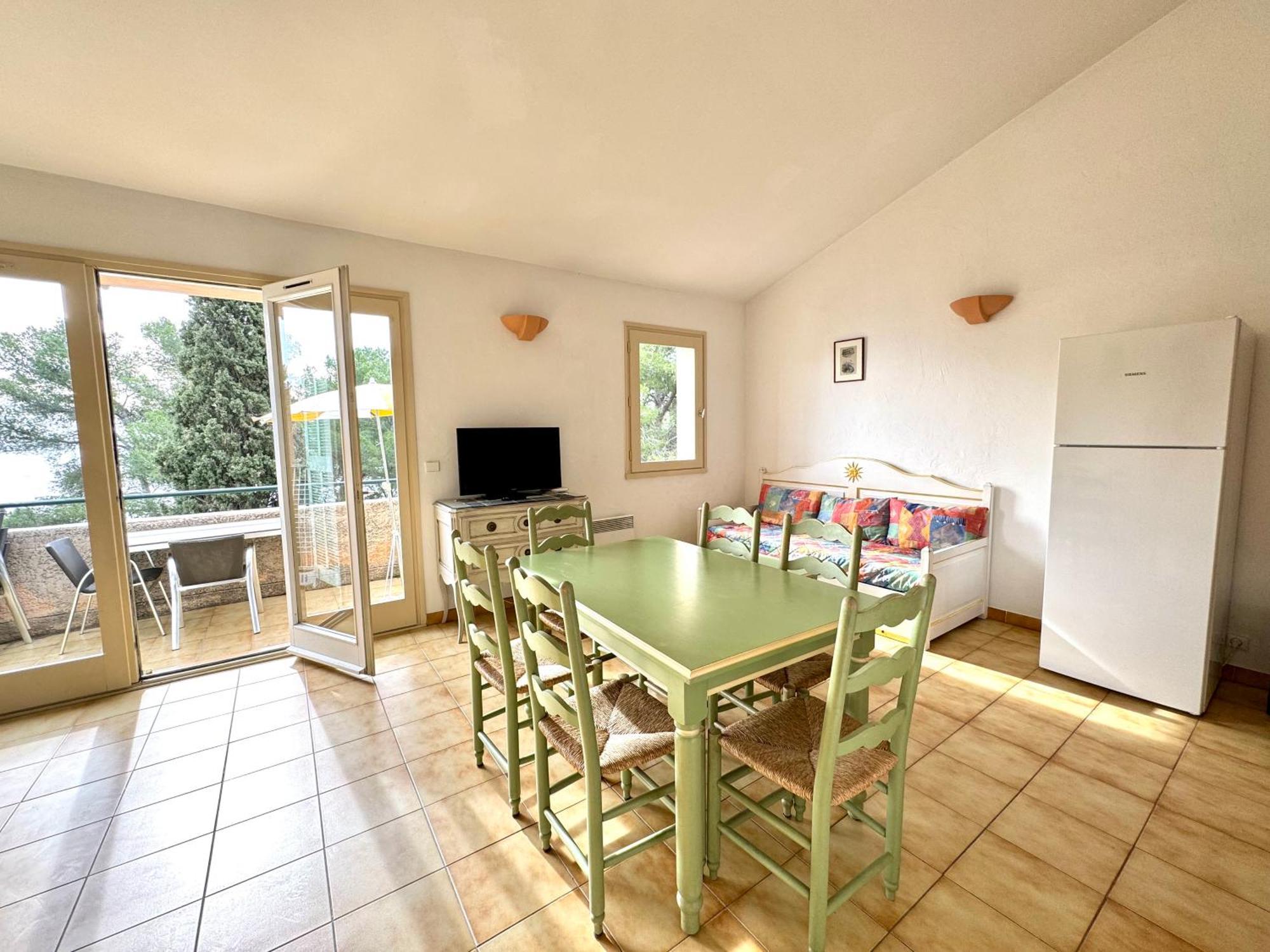 Hoteliere Le Provencal A Giens - Bord De Hotel